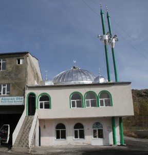İstanbul'daki Evini Satarak Yaptırdığı Caminin İmamı Oldu