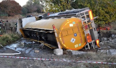 Mazot Yüklü TIR Şarampole Yuvarlandı Açıklaması 1 Ölü