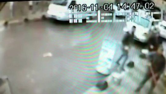 Kuyumcu soyan 3 zanlıya esnaf böyle direndi!