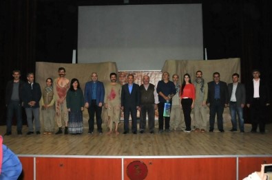 Akşehir'de, 'Karanfil Kokusu' Tiyatro Oyunu Sahnelendi