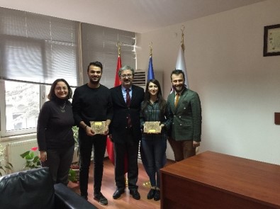 Anadolu Üniversitesi Hukuk Fakültesi Tiyatro Topluluğu Sui Generis'e 2 Ödül