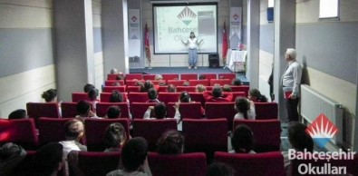 Bahçeşehir Öğrencileri Yenilikçi Drama Ve Masal Anlatımını Öğrendi
