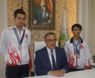 GÖKHAN KARAÇOBAN - Başkan Karaçoban'dan Dünya Şampiyonlarına Altın