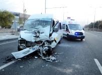 ÖĞRENCİ SERVİSİ - Öğrenci Servisi TIR'a Çarptı Açıklaması 18 Yaralı