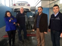 YAVRU KEDİ - Otomobilde Sıkışan Kedi İçin Ankara'daki İşlerini İptal Ettiler