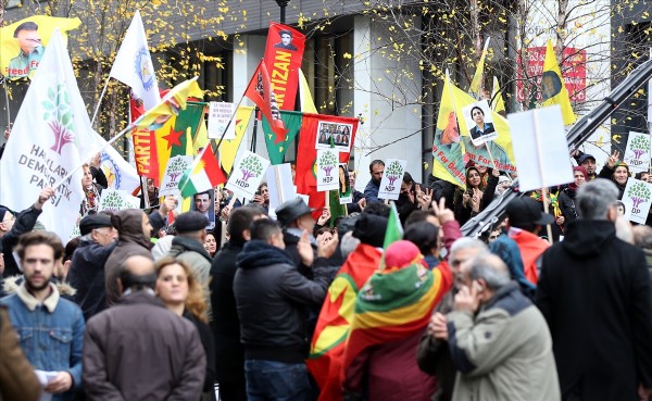 Brüksel'de terör örgütü PKK gösterisi