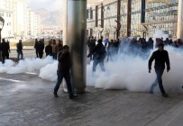BELEDİYE ÇALIŞANI - Bekir Kaya'nın Gözaltına Alınması Protesto Eden Belediye Çalışanlarına Müdahale