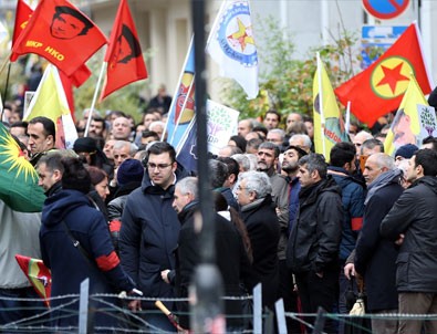 Brüksel'de terör örgütü PKK gösterisi