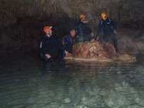 Mağarada Nefes Kesen Geçiş...Halatlarla İndiler, Yüzerek Geçtiler...(ÖZEL HABEKR)