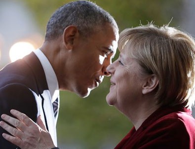 Obama'dan Merkel'e veda öpücüğü