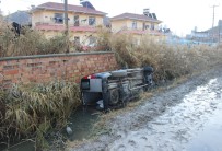 Otomobil Su Kanalına Düştü Açıklaması 3 Yaralı