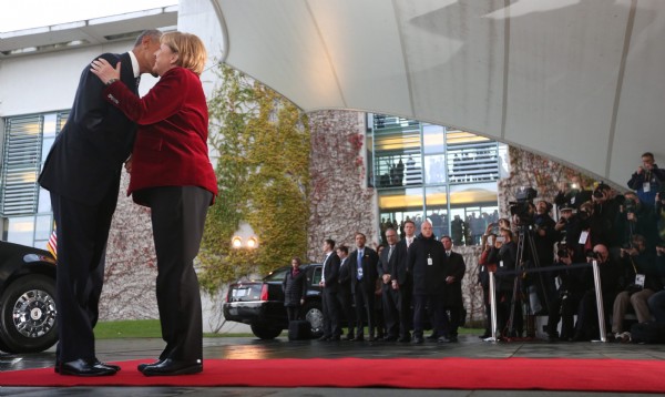 Obama'dan Merkel'e veda öpücüğü