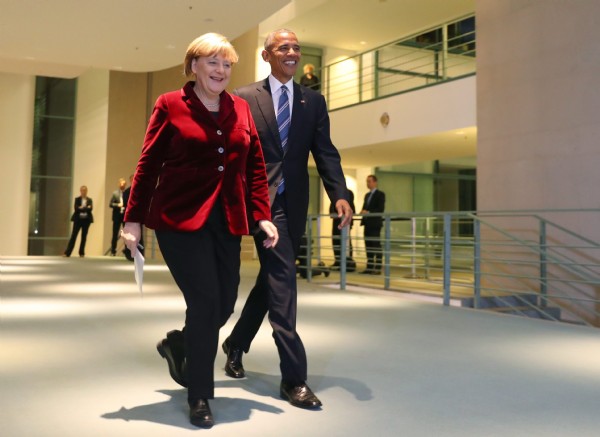 Obama'dan Merkel'e veda öpücüğü