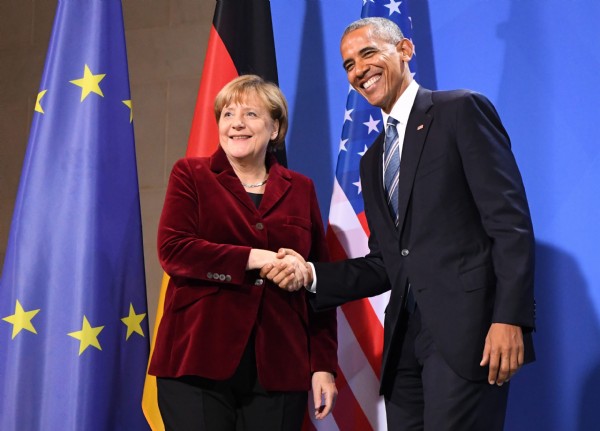 Obama'dan Merkel'e veda öpücüğü