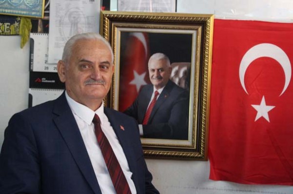 Binali Yıldırım'a ikizi kadar benziyor, gören bir daha bakıyor