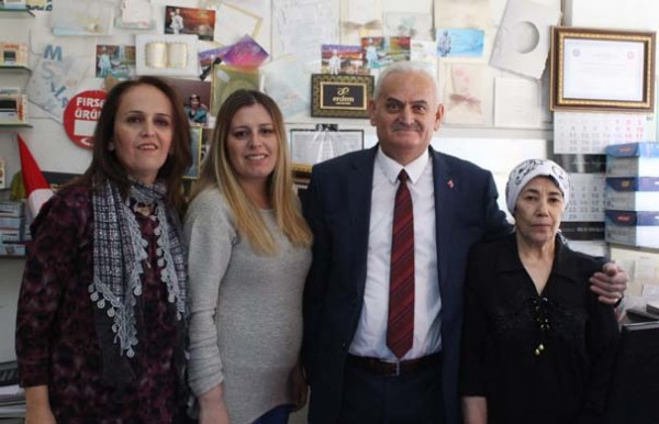Binali Yıldırım'a ikizi kadar benziyor, gören bir daha bakıyor