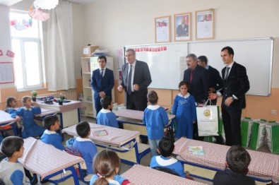 Ağrı'da İhtiyaç Sahibi Öğrencileri Giyim Yardımı