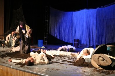 Karaman'da Sahnelenen 'Ölümsüz' İsimli Tiyatro Duygulu Anlar Yaşattı