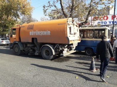 Temizlik aracının altında kalan değnekçi öldü