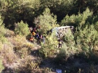 YOLCU MİNİBÜSÜ - Yolcu Minibüsü Şarampole Yuvarlandı Açıklaması 2 Ölü, 5 Yaralı