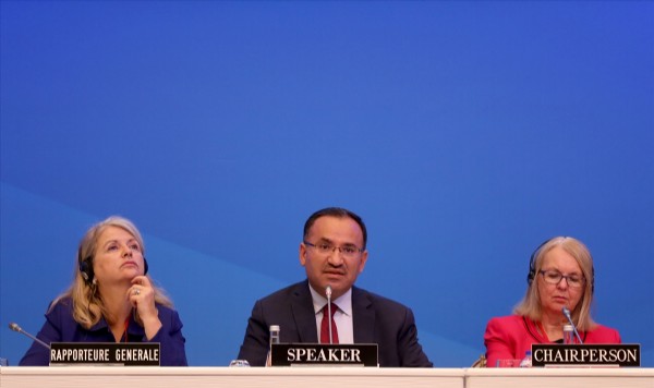 Bakan Bozdağ: Sizin vekilleriniz terörist cenazesine gitse...