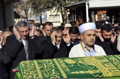 Bakan Eroğlu, Eski Milli Eğitim Müdürü Özsoy'un Cenaze Törenine Katıldı