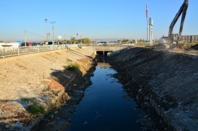 Ahmet Bedevi Mahallesi'nin Tahliye Kanalı Temizlendi