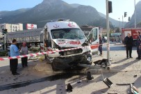 GÖRGÜ TANIĞI - Ambulans İle Ticari Araç Çarpıştı Açıklaması 7 Yaralı