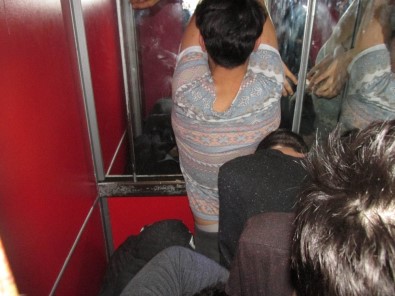 Gençler Geceyi Asansörde Geçirdi