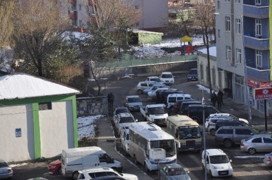 Kars'ta Gelişi Güzel Park Edilen Araçlar Trafiği Aksatıyor