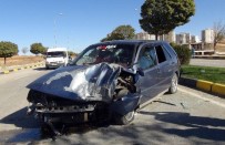 Köpeğe Çarpmamak İsterken Orta Refüje Çıktı Açıklaması 5 Yaralı