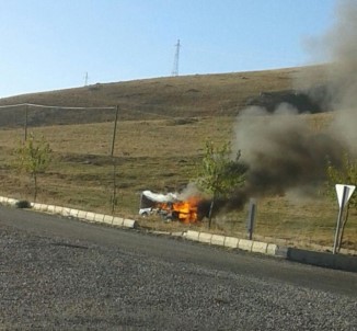 Diyarbakır'da Seyir Halindeki Otomobil Yandı