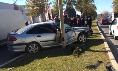 Otomobil İle Kamyonet Çarpıştı Açıklaması 1 Yaralı