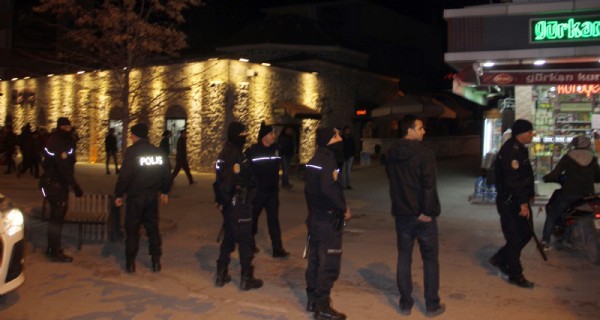 Taraftarlar birbirine girdi