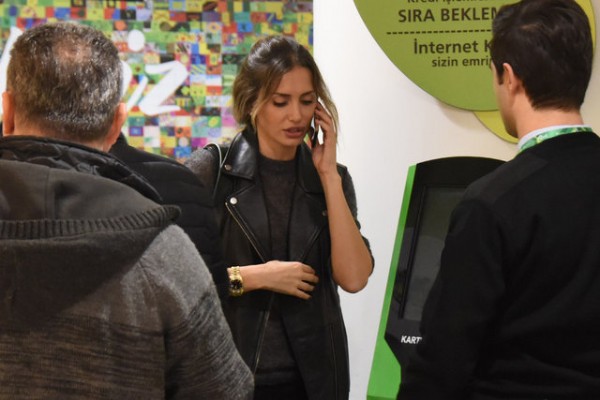 Emina Sandal sıraya girmedi tepki aldı