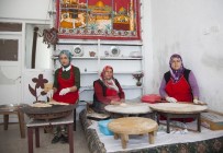 AKARÇAY - 3 Kız Kardeş Hamur İşlerinde İddialı