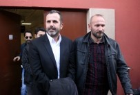 Utanmadan gülerek poz verdi