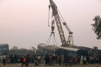 KAÇAK YOLCU - Hindistan'daki Tren Faciasında Ölü Sayısı 142'Ye Yükseldi