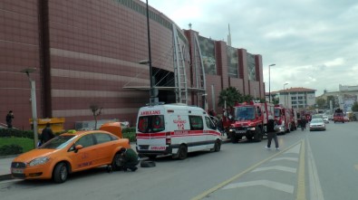 İstanbul'da AVM'de Korkutan Yangın