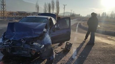 Otomobil İle Minibüs Çarpıştı Açıklaması 1 Yaralı