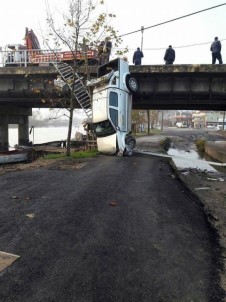 Sakarya'da Otomobil Köprüden Uçtu Açıklaması 1 Yaralı