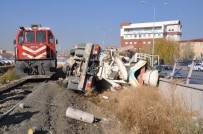 MAKINIST - Tren Lokomotifi İle Beton Mikseri Hemzemin Geçitte Çarpıştı