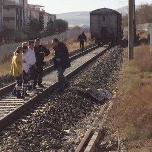 Ankara'da Trenin Altında Kalan Yaşlı Adam Hayatını Kaybetti