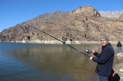 Ayvalı Barajında Olta Balıkçılığı Keyfi