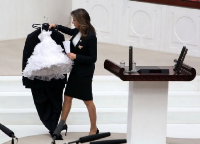 Gamze Akkuş İlgezdi'den Meclis'te gerginlik çıkaran hareket!