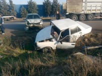 Aliağa'da İki Araç Kafa Kafaya Çarpıştı Açıklaması 3 Yaralı