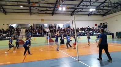 Borçka'da Öğretmenler Voleybol Turnuvasında Karşı Karşıya Geldi
