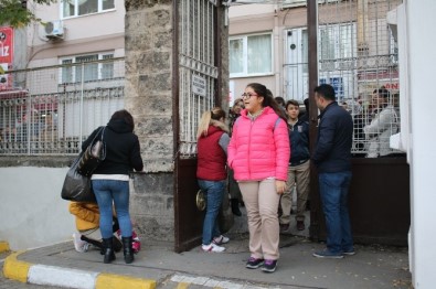 Bursa'da Öğrenciler TEOG Sınavına Girerken, Veliler Dışarıda Dualarla Bekledi