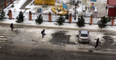 Fırtına insanları oradan oraya savurdu