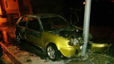 Milas'ta Direğe Çarpan Otomobil Yandı